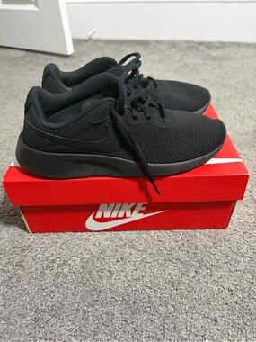 Nike Youth Black Low-Top Knit Sneakers